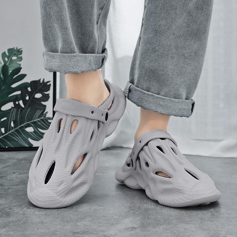 In the Summer of 2025, the New Coconut Hole Shoes for Men To Wear Outside, Stepping On Shit, Sandals, Bag Head, Traceability, Beach Slippers.