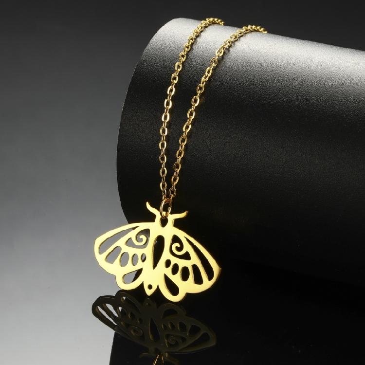 Unisex Aesthetic Punk Style Moth Necklace Elegant Gothic Style Necklace with Animal Pattern Pendant for Fashion Lovers