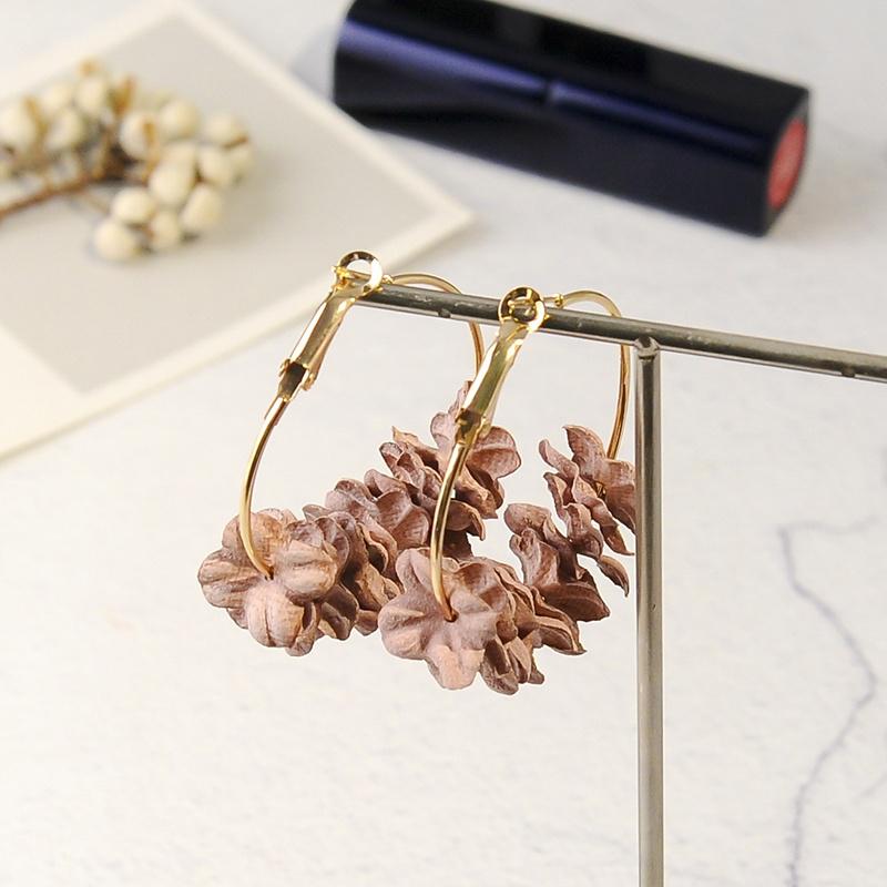 Elegantní látkové náušnice s puzetkou z Koreje jsou atraktivnější než sladké okvětní slitinové náušnice od Jux