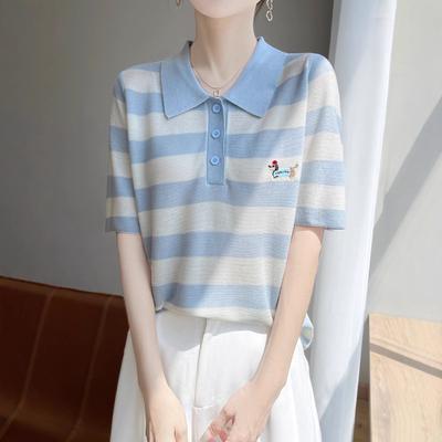 Maglia Base a Maniche Corte con Strisce Larghe Ricamate e Scollo a Revers Un Nuovo Top Estivo
