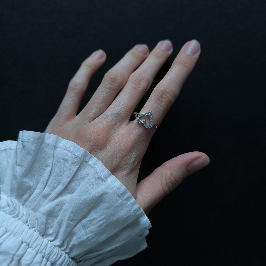Серебряное кольцо с фианитами, вес изделия 2,07 гр (2207894)