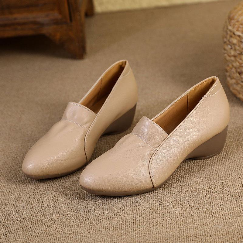 Single shoes women's 2025 spring and autumn new shallow mouth pointed leather shoes soft leather soft sole women's shoes thick heel medium heel 