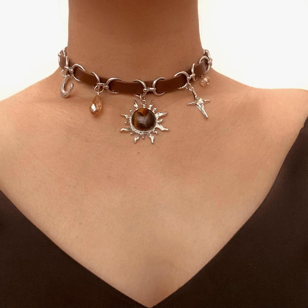 Niche Maillard Double Layer Brown Leather Clavicle Chain Women Octagram Sun Pendant Retro Daily Street Fashion Neck Accessory Gift