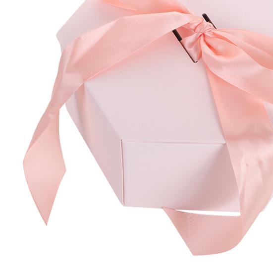 Aufbewahrungsbox, festlich, exquisite Geschenkbox, kompakt, hübsche Verpackung mit kleinem Häschen zum Jubiläum