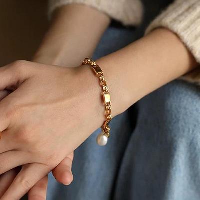 Pulsera Cuadrada de Perlas de Agua Dulce Chapada en Oro: Pulsera Moderna y Única, Joyería de Mano Genial y Versátil