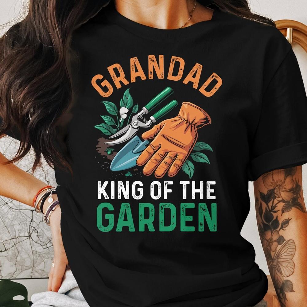 26 Grandad King of the Garden T-Shirt, Gardening Grandpa Shirt, Grandfather Gar Unisex T-Shirt S