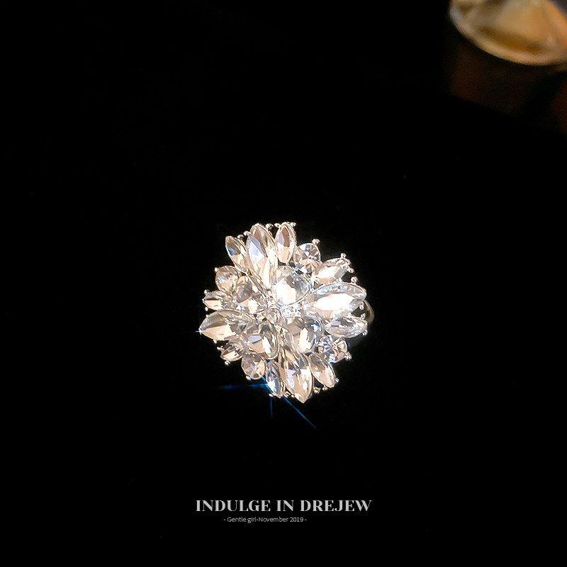 Exaggerated Flower-Shaped Ring with Sparkling Diamonds for Women, High-End Light Luxury, Exquisite Niche Design, Stunning Decorative Jewelry