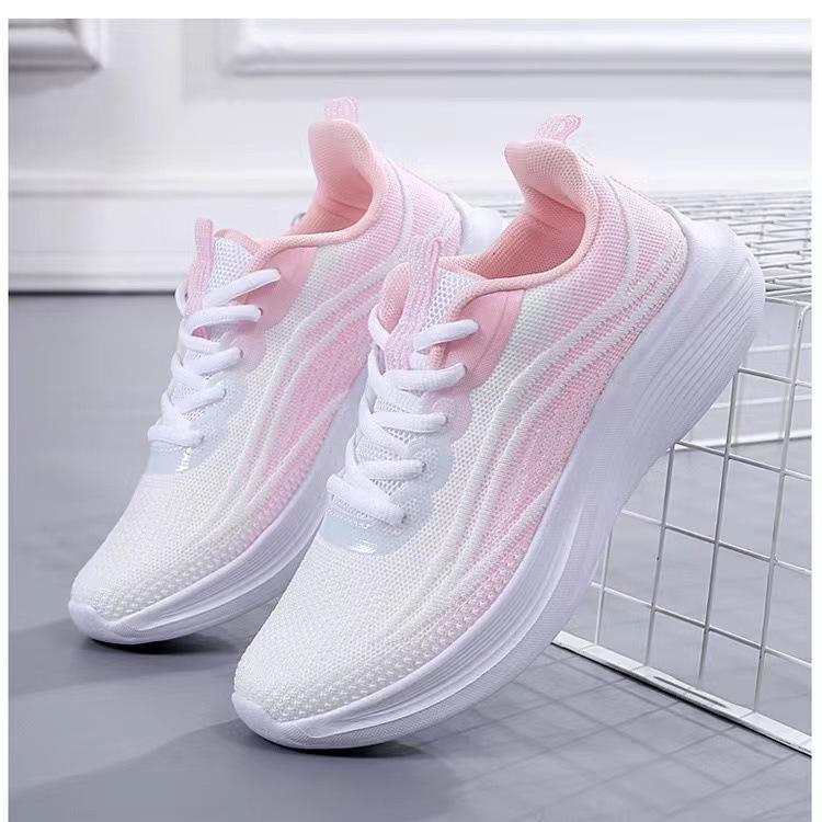 Damskor nya utomhussportskor flygande vävda andningsbara vardagliga lätta löparskor mamma promenadskor reseskor