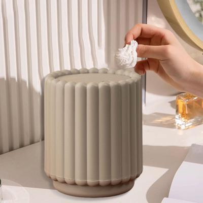 Drücken zum Öffnen Schreibtisch-Mülleimer für den Heimgebrauch 4,9x5,9 Zoll PP-Material Vielseitig mit großer Öffnung Sonnenblumen-Design