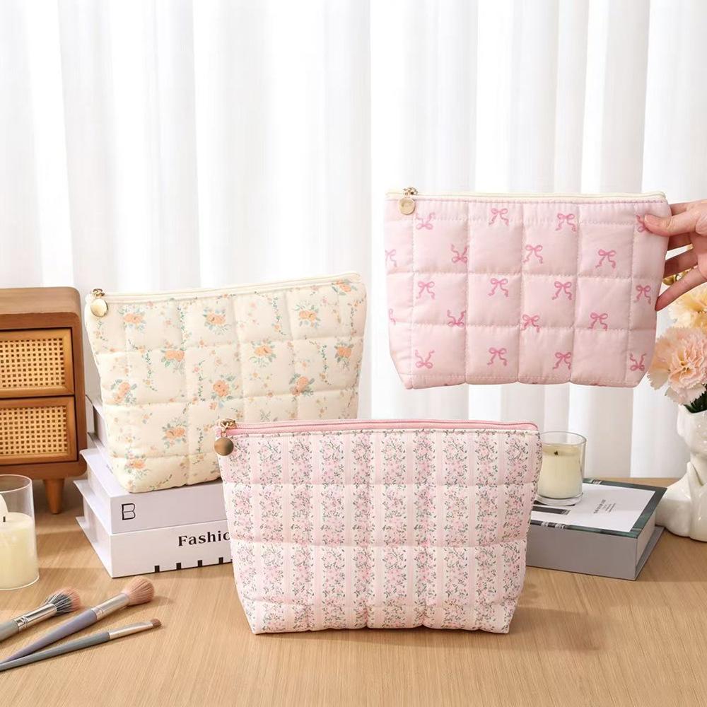 New Floral Quilted Large Plaid Cosmetic Bag Large-capacity Three-dimensional Hand-held Bubble Grid Fashion Pleated Storage Toiletry Bag