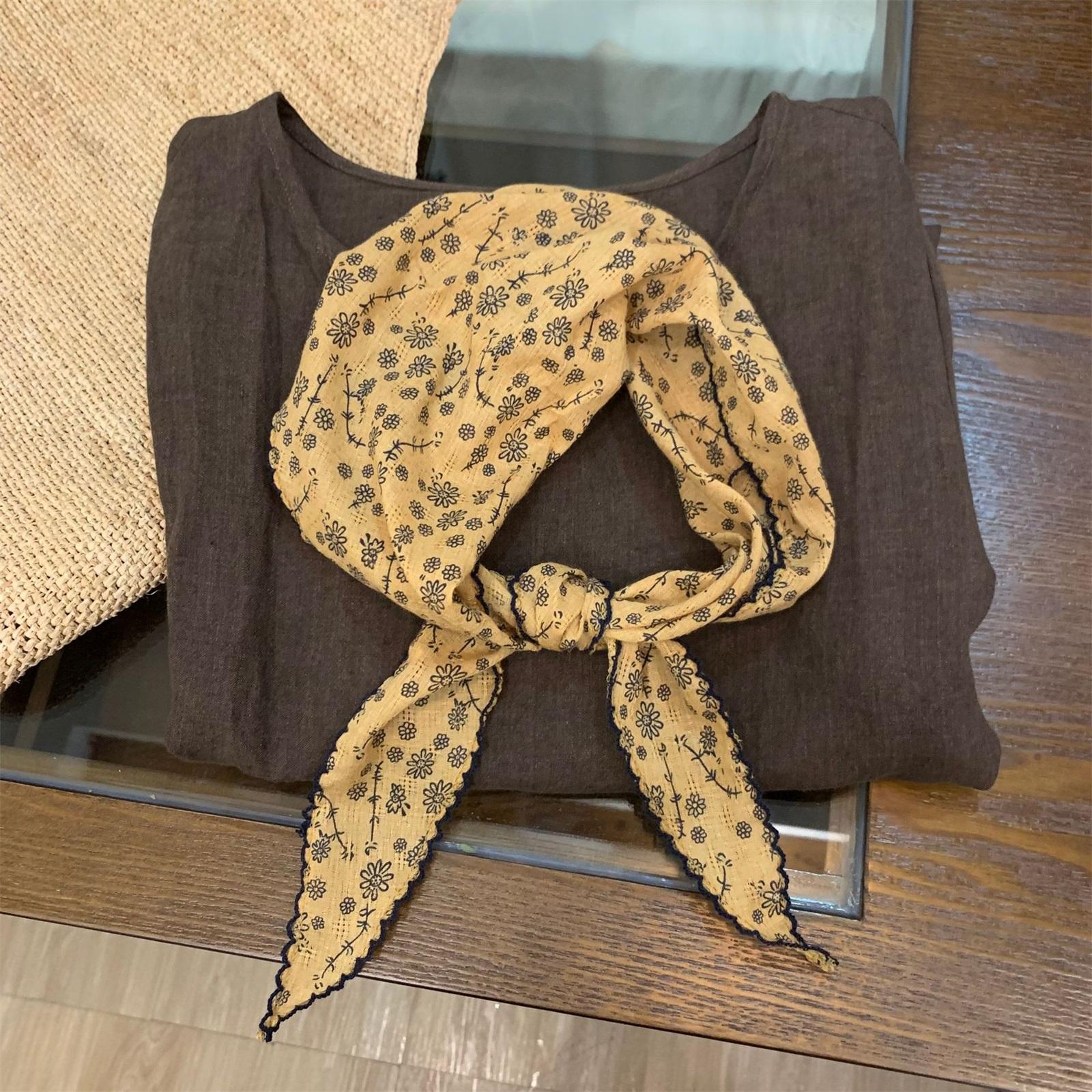 

Lightweight Triangle Scarf for Women Spring Summer Neck Protection Versatile Thin Small Neck Scarf Floral Patterned Silk-like Fabric one size