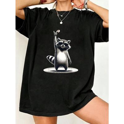 Camiseta Oversized Preto Guaxinim Com Óculos de Sol e Estampa Sinal de Paz Casual Streetwear Para Mulheres