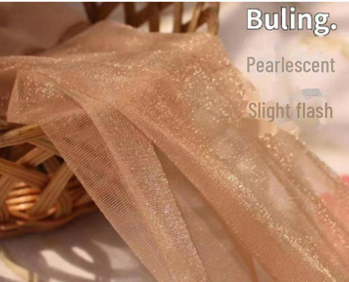 Mondlichtgraue, perlmuttartige, glänzende, transparente Strumpfhose mit offenem Schritt und nackten Beinsocken