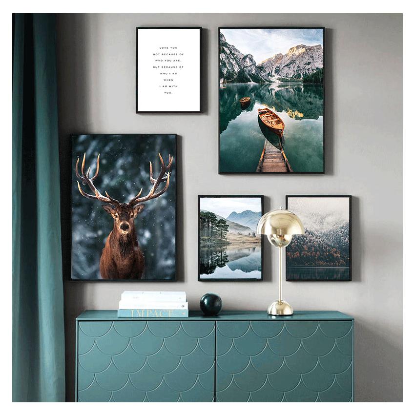 Poster Cerb Animal Lac Barcă Frunze de Crăciun Zăpadă Munte Imprime Pictură Natura Imagine Decor Nordic Peisaj Zăpadă Pădure
