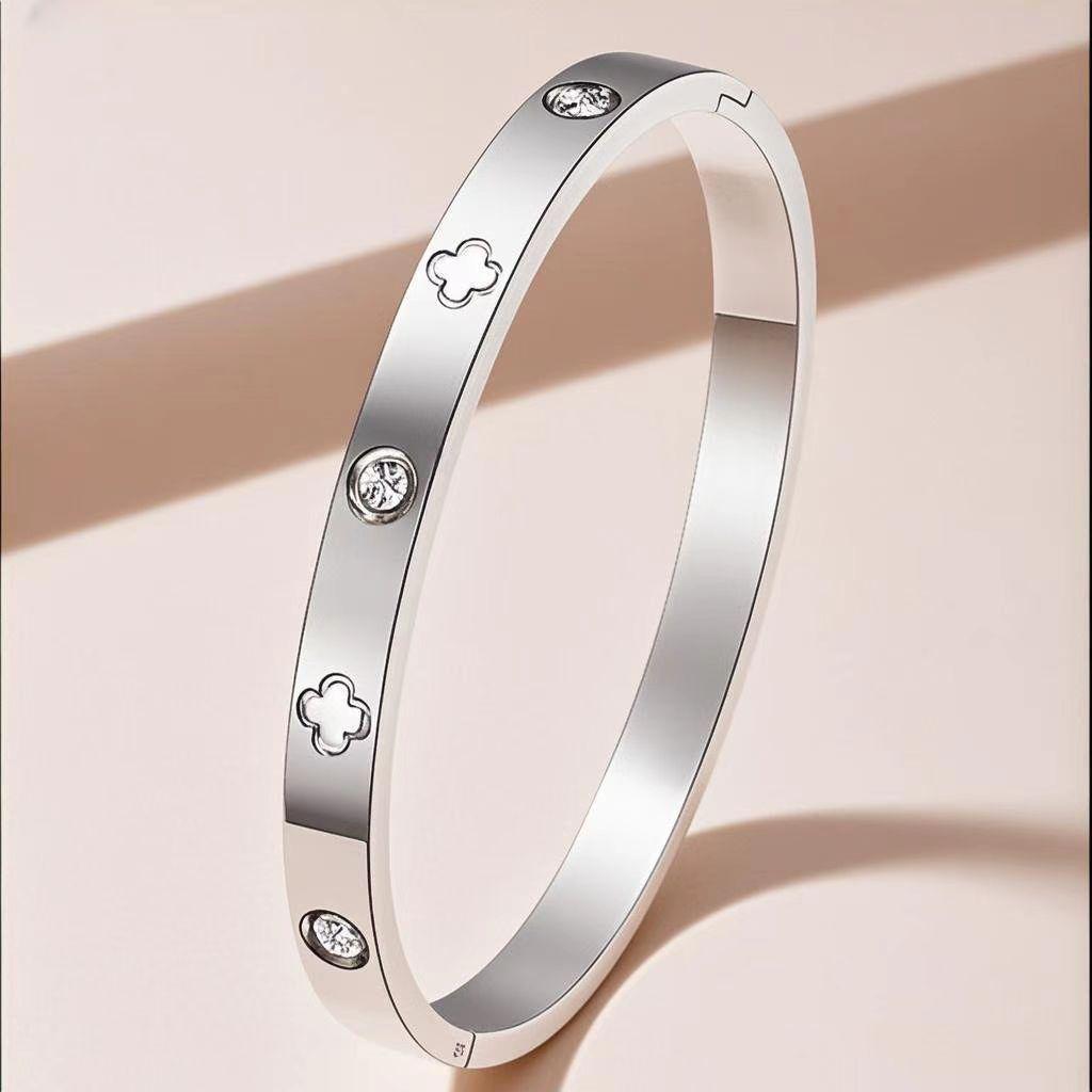 Women's Titanium Steel Four-Leaf Clover Bracelet - Elegant, Non-Fading, Fashionable Stainless Steel Jewelry