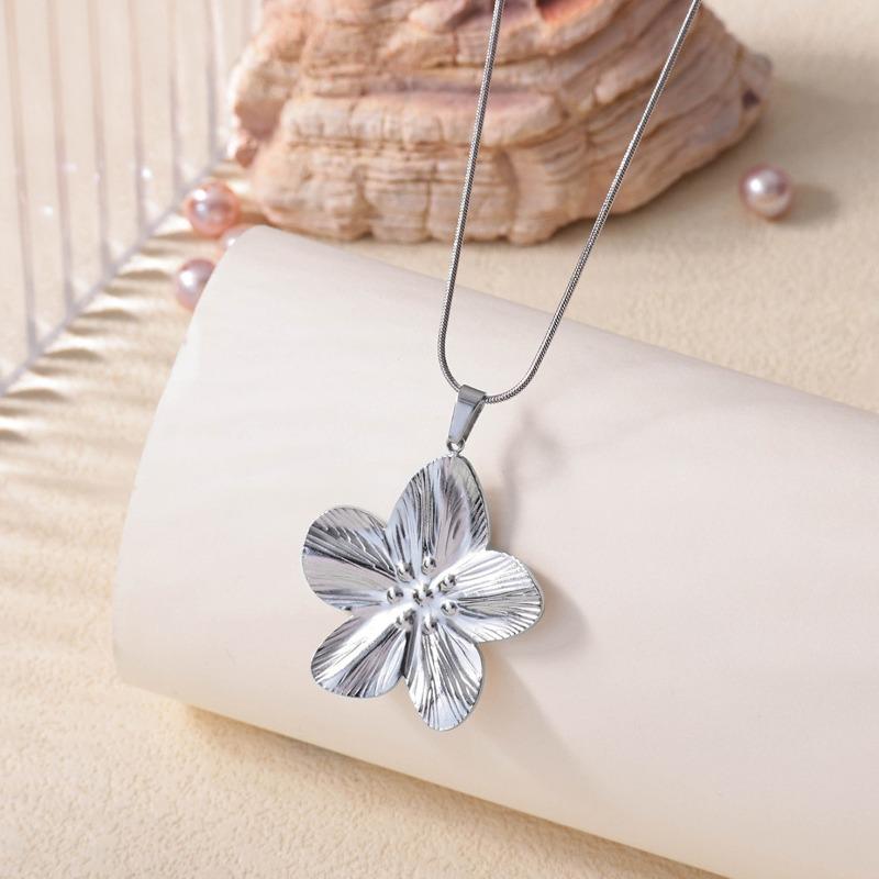 Vintage court style stainless steel large flower pendant necklace women's waterproof design necklace