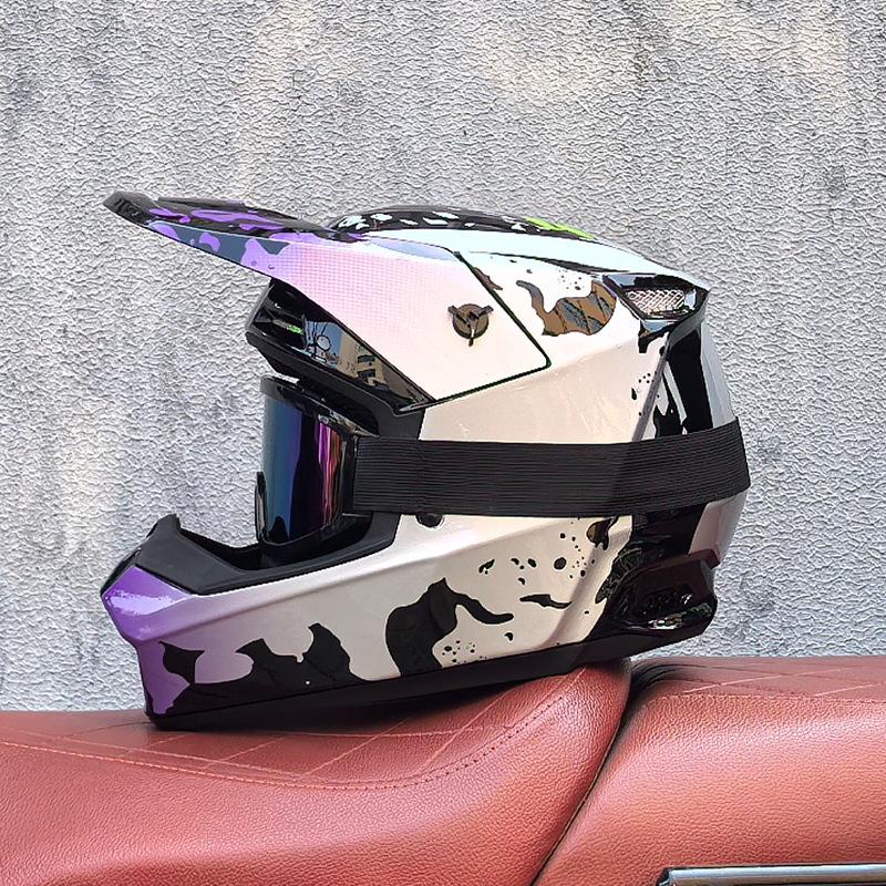 Send three red and blue downhill helmets off-road mountain bike riding safety helmets men's and women's cycling forest helmets