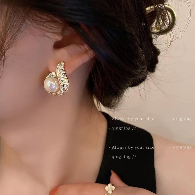 Women's Crystal Zircon Maple Leaf Stud Earrings - Retro, Elegant, Light Luxury Jewelry