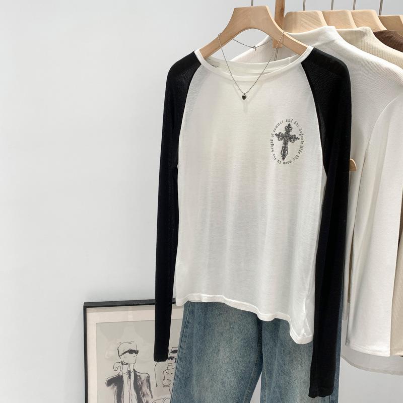 Women's Retro Color Block Crew Neck Long Sleeve Cross Print T-shirt for Autumn/Winter