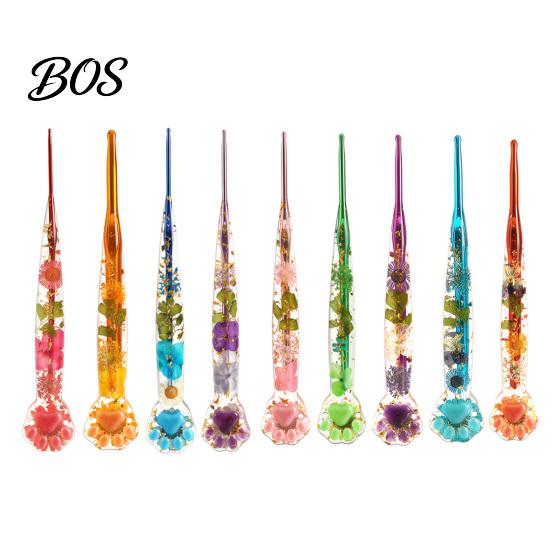 Resin Floral Crochet Hook Hook, Dried Flower Clear Handle Hand Sore Prevention Tool Metal Head with Beaded Wristlet for Arthritis Beginners