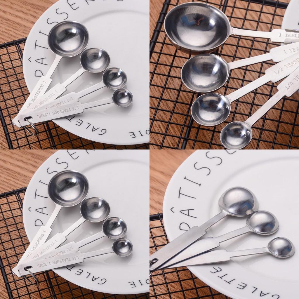 Modernes Edelstahl-Messlöffel-Set aus vier Teilen, perfekt zum Backen und Kochen