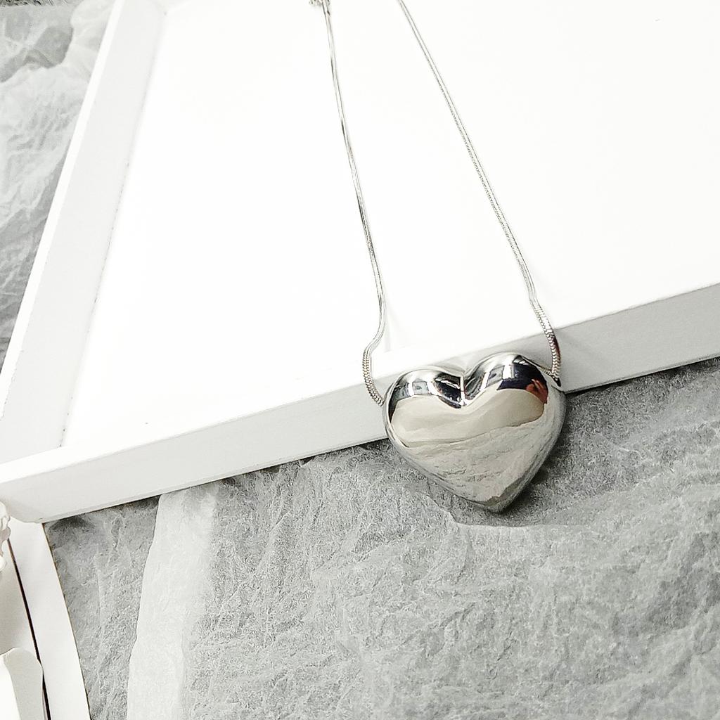 Korean version of personality exaggerated tide big love titanium steel necklace Internet celebrity three-dimensional peach heart collarbone chain 