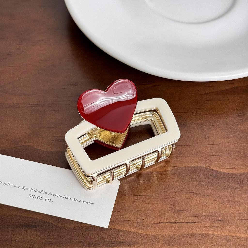 Chic And Stylish Heart Design Acrylic Hair Claw Clip Perfect For Everyday Use And Special Occasions