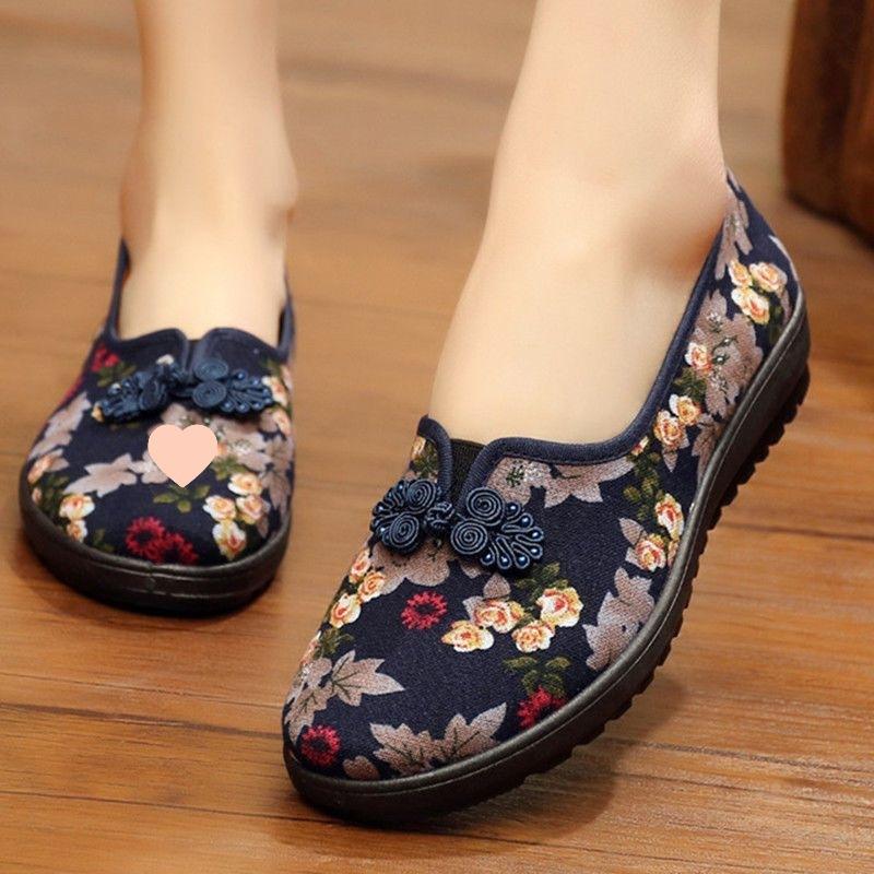 

Модные женские этнические вышитые балетки на мягкой подошве, нескользящие, для женщин среднего возраста, плоские туфли для мам, женские тканевые туфли Старого Пекина 2025 34