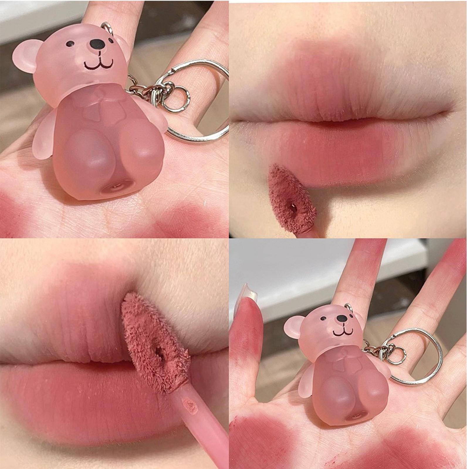 

Бархатный макияж губ демонстрирует шелковистую гладкую помаду Glaze Natural Universal Lipstick. One Size