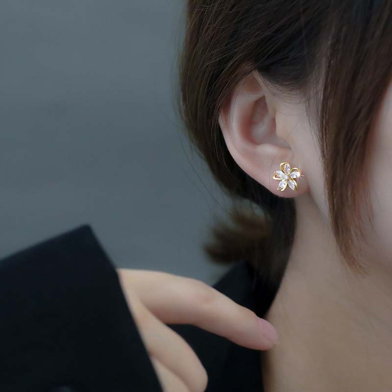 Cercei Stud Floare Culoare Aurie la Modă pentru Femei Cercei Rafinați cu Petale cu Zircon Strălucitor Cercei cu Temperament Estetic Zircon Cadou