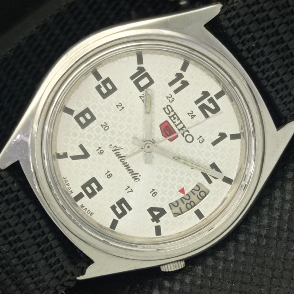 

USED VINTAGE SEIKO 5 AUTOMATIC 7019A JAPAN MENS DATE SILVER WATCH 593a-a311285-2 SKU593a-a311285