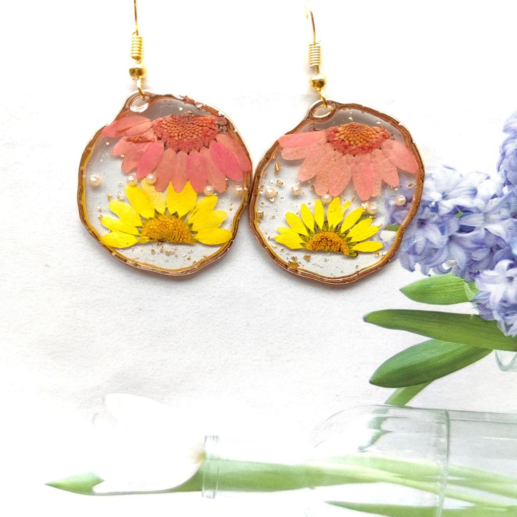 Summer Dried Daisy & Butterfly Earrings - Preserved Flower Design for Women