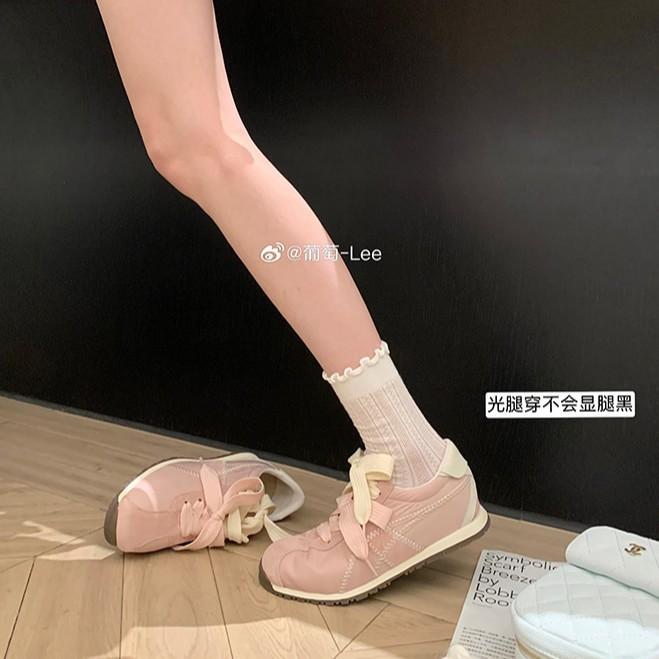 Έκδοση από δέρμα αγελάδας της μητέρας σταφυλιού, τα ίδια μοντέρνα αθλητικά παπούτσια προπόνησης Forrest Gump με στρογγυλή μύτη και αντίθεση χρώματος που φορούν οι Κορεάτισσες bloggers.