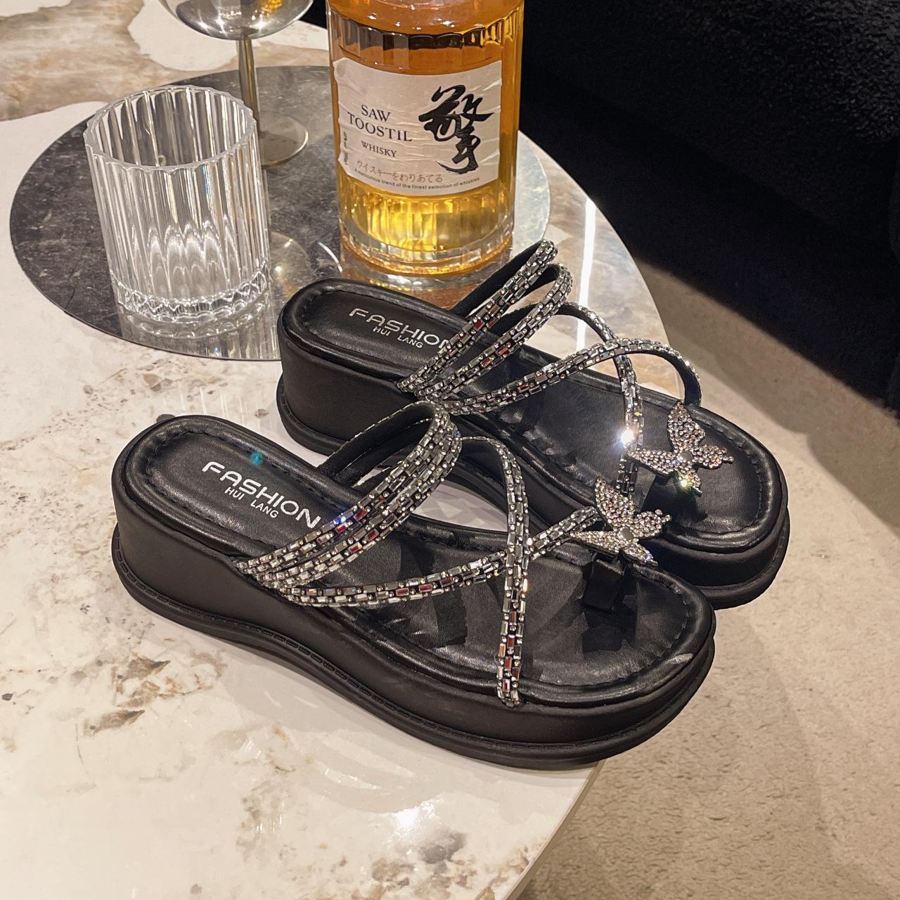 

2025 French sandals slippers women s summer wear fat wide butterfly rhinestone cover toes Roman beach thick bottom wedge sandals 40 чёрный