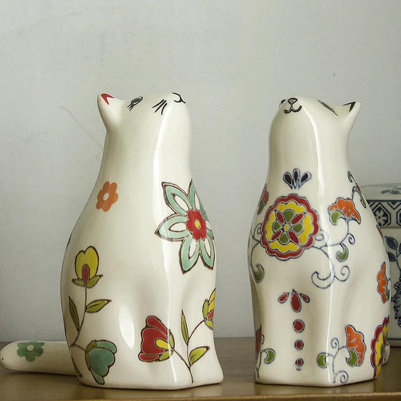 Chinese retro painted ceramic cat creative gift, living room decoration desktop, living room wine cabinet small ornament