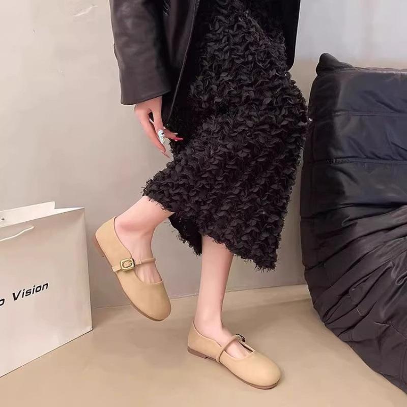 Spring 2025 new Xiaoxiangfeng one-word buckle Mary Jane single shoes versatile French shallow mouth Mary Jane single shoes women