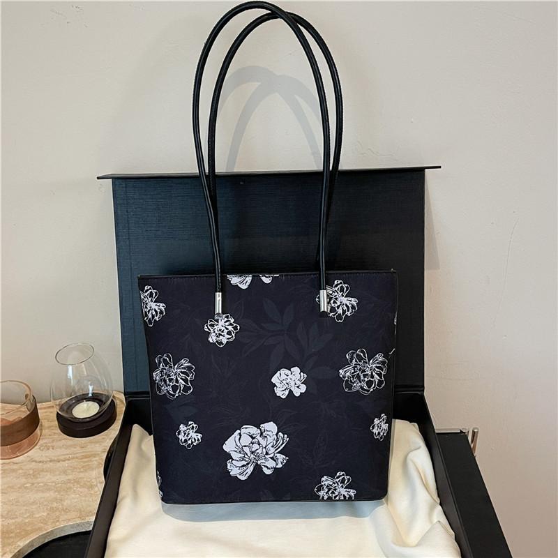 

Flower handbag bag women s new fashionable large-capacity underarm bag niche tote bag shoulder bag чорний