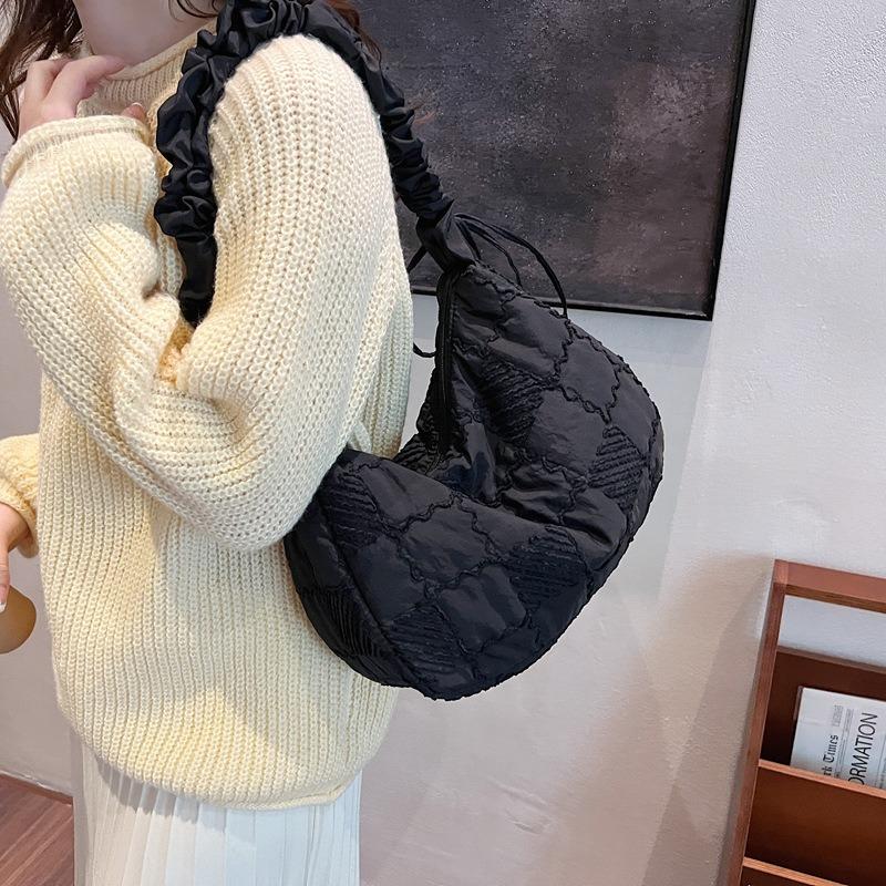 Autumn and winter cotton clothes messenger bag women's light and large-capacity new fashion and leisure versatile commuter tote bag