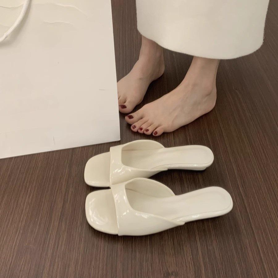 Simple and versatile open-toed square-headed patent leather one-word slippers, female summer wear is not tired, small slope heel fairy wind cool sli