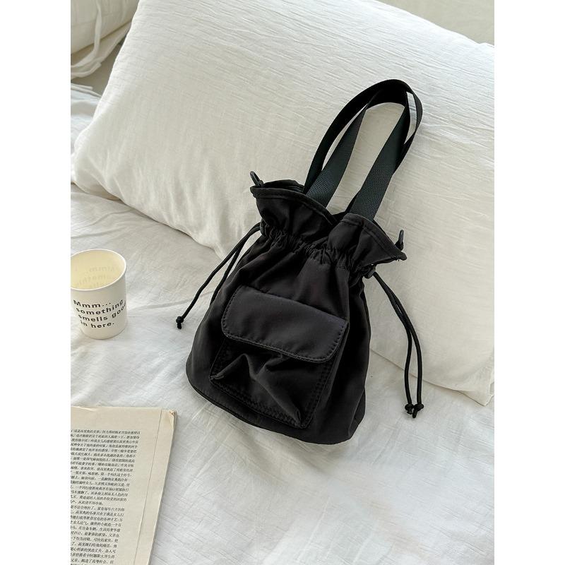 

New pull rope pleated messenger bag high sense niche student shoulder bag women s casual nylon small tote bag чорний