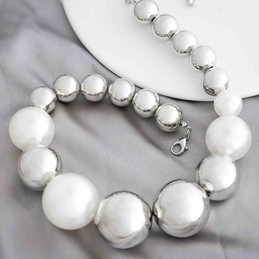 Fashion Temperament New Irregular Round Pearl Necklace Cold Wind Exaggerated Niche Design Collarbone Chain Women