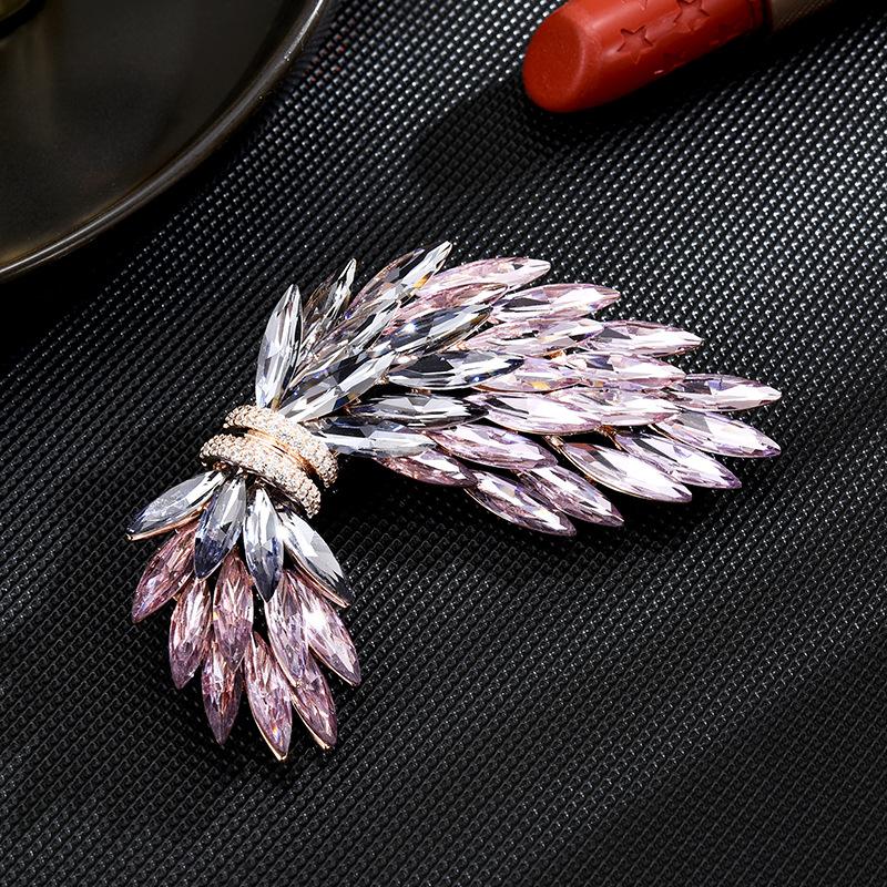 

Высококачественное чувство дизайна, элегантный роскошный темперамент, высококачественный австрийский хрустальный темперамент, брошь в виде крылатого пальто, анти-свет фиолетовый