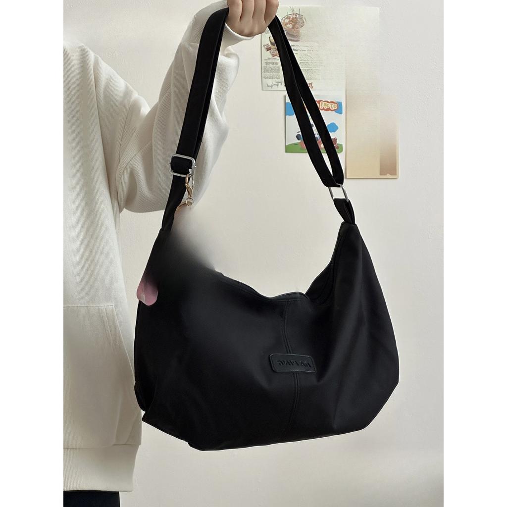 Ladies' Fashionable Large Capacity Crossbody Bag with Adjustable Shoulder Straps and Zipper Closure - Made of Durable Polyester Material