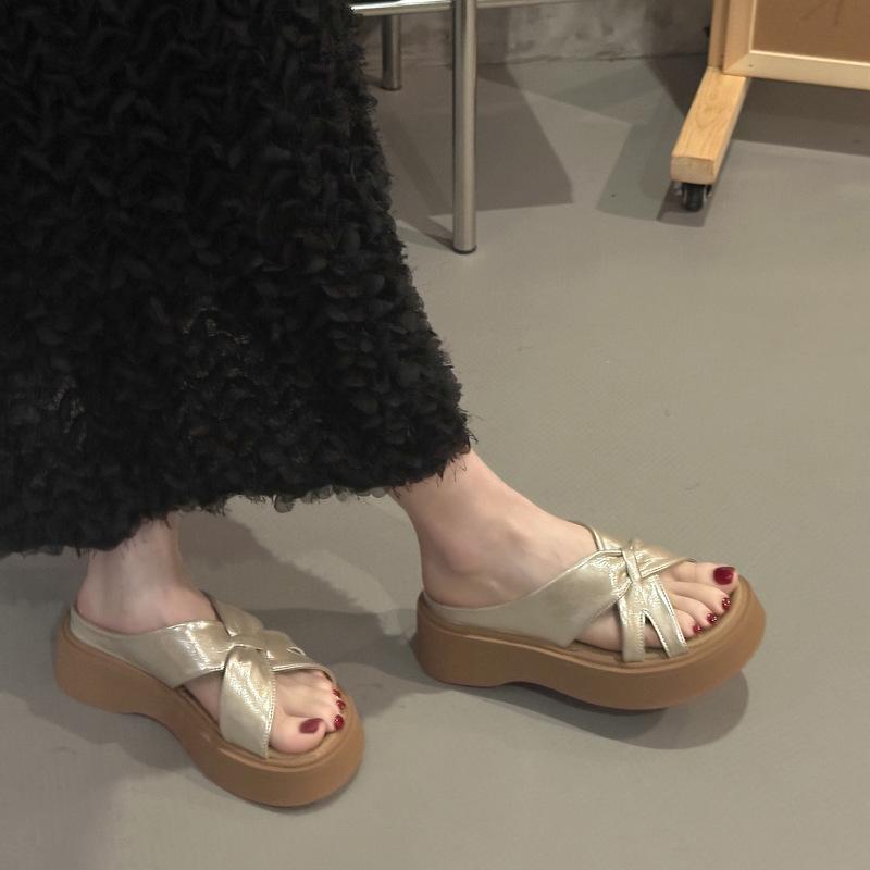 Platform Slippers Women's Summer Wear 2025 New Fashion Fairy Wind Cross Beach Shoes Small People Go Out Sandals