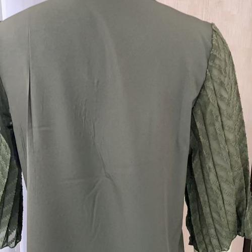 The New Women's Wear Is Fashionable and Elegant. It Is A Solid Color Shirt with Patchwork Sleeves for Ladies