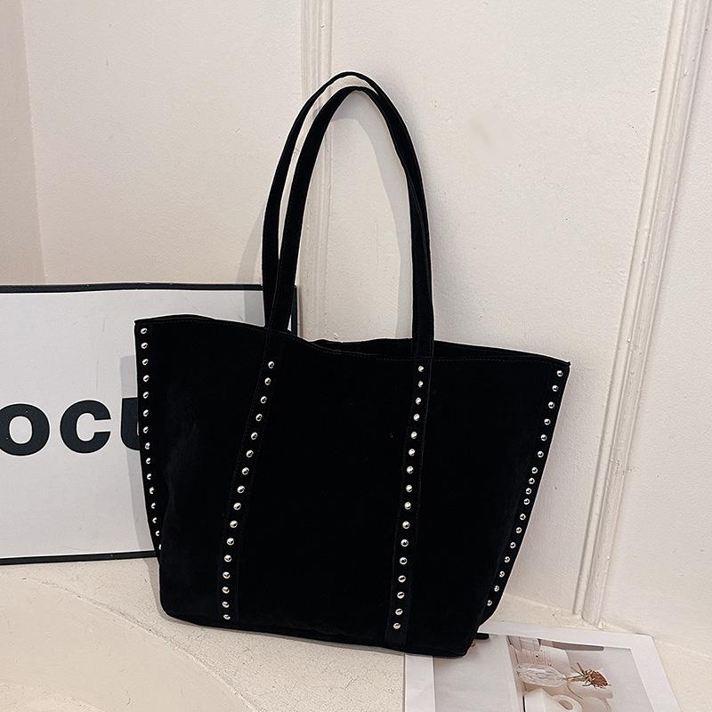 New Niche Design Rivet Single Shoulder Armpit Bag Large Capacity Tote Bag Casual Fashionable Trendy Women's Bag