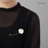 JewelVOX Brooch Simple Camellia Motif Quilt Pin Kabuto Pin Stole Pin Adult Stylish White [Jewel Box]