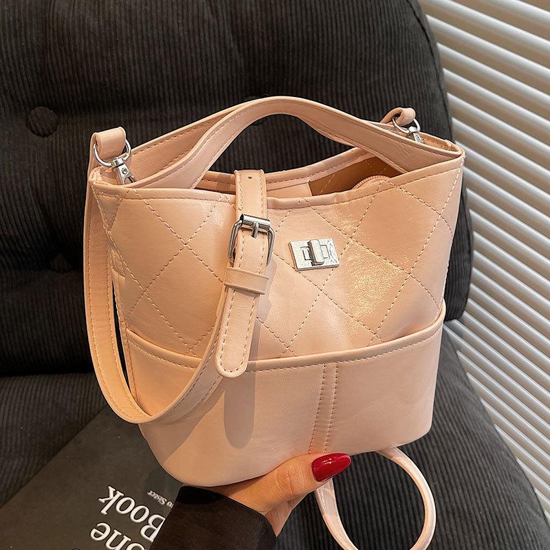 This Year's Popular Chain Messenger Bag Women's New Spring and Summer Fashion Versatile Small Fragrant Wind Rhombus Bucket Mother Bag