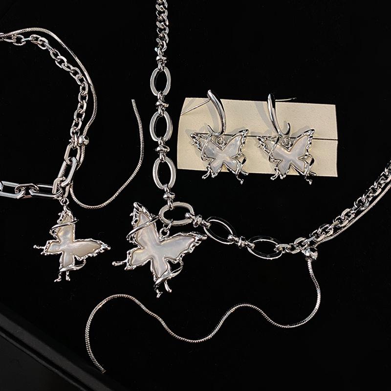 

Butterfly Pendant Spliced Chain Necklace - Women s Trendy Clavicle Accessory
