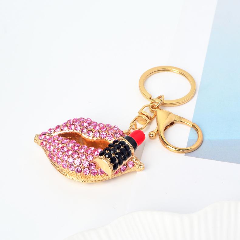 Klíčenka s červenými rty a kamínky: Roztomilý přívěsek na dámskou kabelku, Trendy design rtěnky.